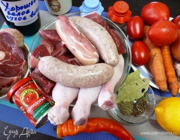 Подготовить ингредиенты для рагу. Мясо помыть, срезать жир, пленки и все, что вам не понравится. Овощи помыть и почистить.