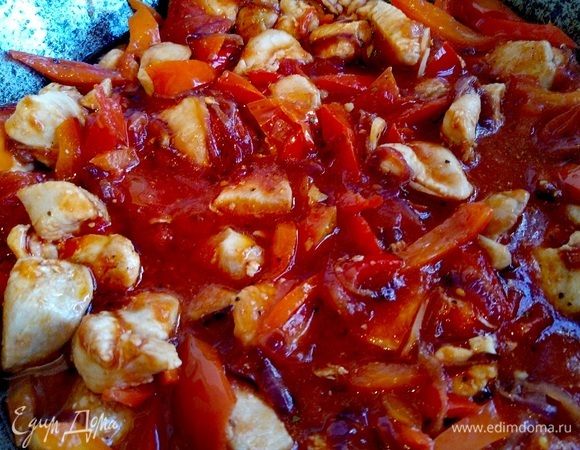 Все тщательно перемешиваем, солим, перчим по вкусу, добавляем сушеный базилик. Доводим до кипения. Как только масса закипела, оставляем тушиться на медленном огне около 30 минут.