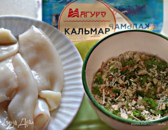 В миске смешать хлебные крошки, зелень петрушки, сыр, чеснок, сухие итальянские травы, перец и перемешать. При желании можно слегка подсолить (не переборщите с солью, ведь пармезан — достаточно соленый сыр!).