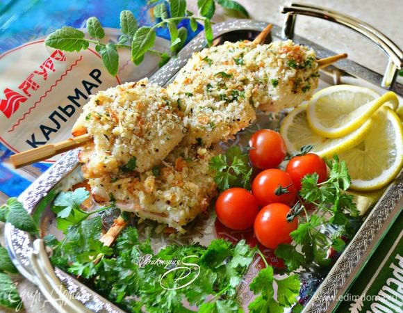 Готовые кальмары сбрызните лимонным соком и подавайте с зеленью и овощами. Приятного Вам аппетита!