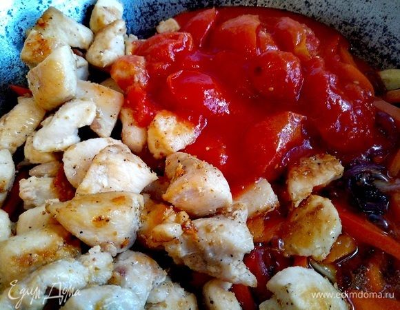 Томаты в собственном соку разминаем. В глубокую сковороду к овощам добавляем обжаренное куриное филе, томаты в собственном соку ТМ «Помидорка».