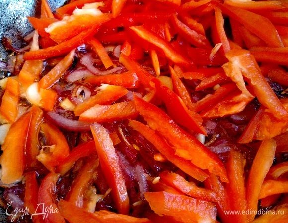 Болгарский перец нарезаем соломкой, добавляем его к луку и чесноку, обжариваем 5 минут.