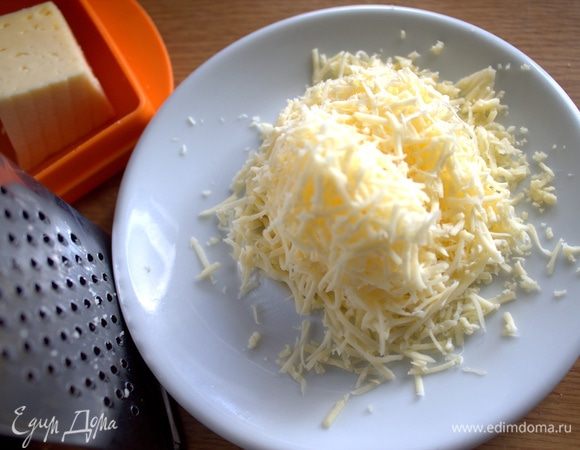 Твердый сыр натереть на терке.