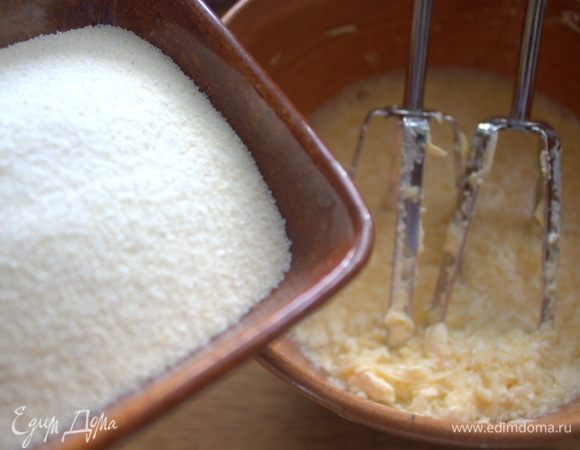 Всыпать мелкую манку. Крупную промолоть на кофемолке. А еще лучше взять семолину.