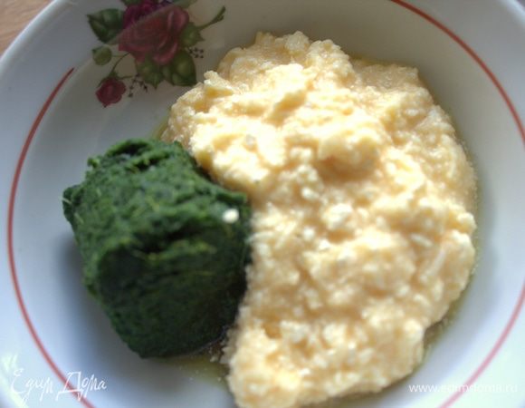 Разделить тесто на 3 части. В одну добавить шпинат мороженый (предварительно дать стечь воде).