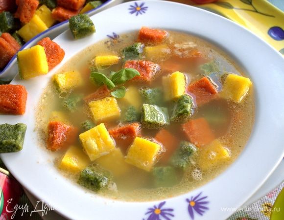 Автор рекомендует проварить бульон с кубиками, но я просто добавила кубики в тарелку.