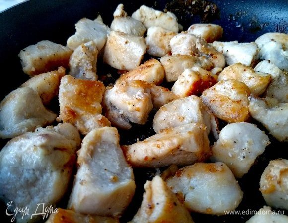 Куриное филе обжариваем на сильном огне с добавлением небольшого количества растительного масла, солим, перчим. Как только кусочки мяса стали покрываться золотистой корочкой, убираем мясо с огня и оставляем его в стороне до следующего этапа приготовления.