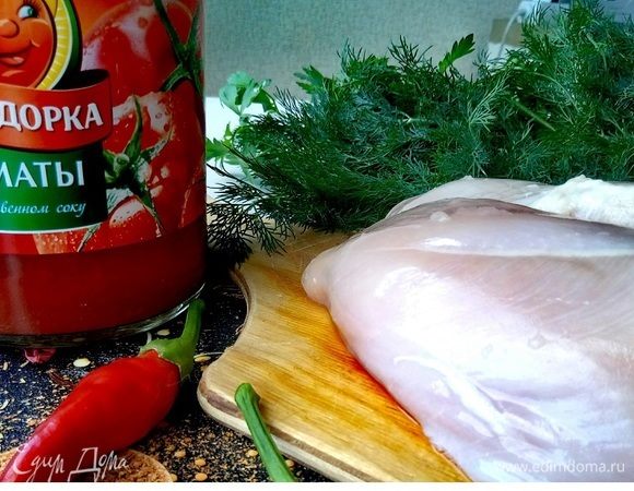 Куриное филе предварительно вытереть бумажным полотенцем, удаляя лишнюю влагу.