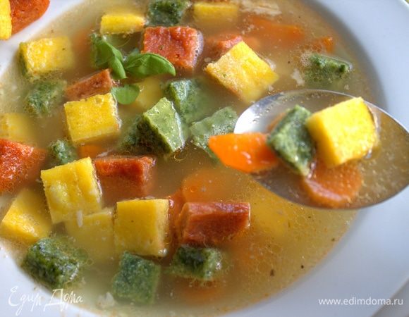 Вот такие яркие кубики-сухарики очень украсят обед!