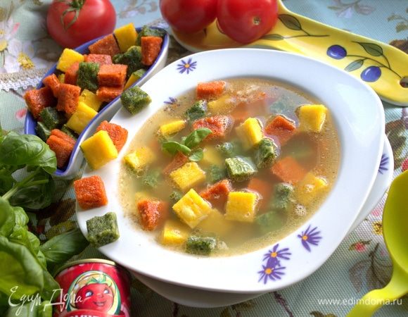 Кубики добавляем каждому в тарелку по вкусу.