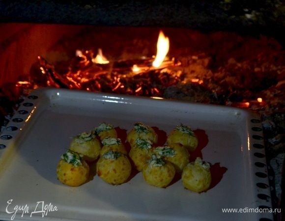 В деревне всегда хочется приготовить еду в печи, что я обычно и делаю! Но сегодня отдыхаем) Сырные булочки разогреть, сверху положить по кусочку замороженного сливочного масла, смешанного с порубленной зеленью.