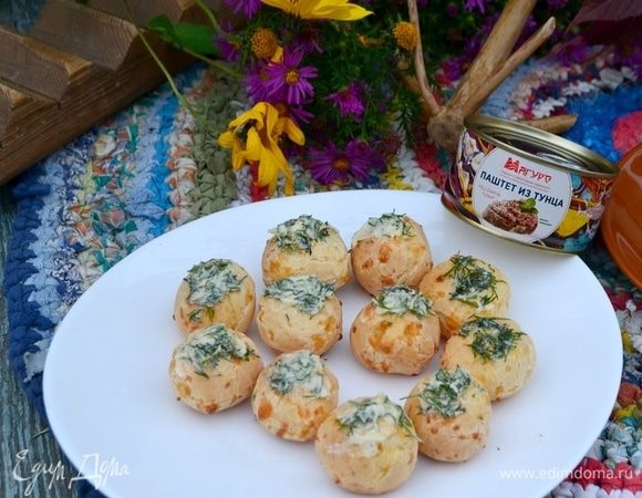 Теплые булочки переложить на тарелку и открыть паштет из тунца ТМ «Магуро». Как хорошо, когда производители вкусной и полезной еды заботятся о нас, а именно это чувствуешь, когда готовишь еду из продукции ТМ «Магуро»!