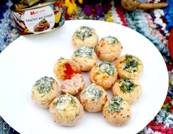 Булочки надрезаем посередине, нижнюю часть наполняем фаршем из тунца, а верхнюю — икрой.