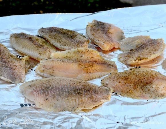 Рыбу натереть специями и солью, дать промариноваться. В это время подготовим мангал и угли из ольховых веток. На решетку постелить фольгу, проколоть ее вилкой, чтоб пропускался жар.