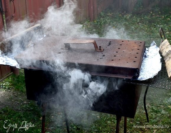 Далее накрываем рыбу крышкой и даем ей время приготовиться.