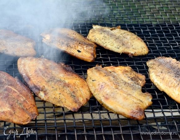 Минут через 10 снимаем с решетки фольгу и даем рыбе подрумяниться без нее. Таким образом рыба остается сочной и ароматной. Ммм)