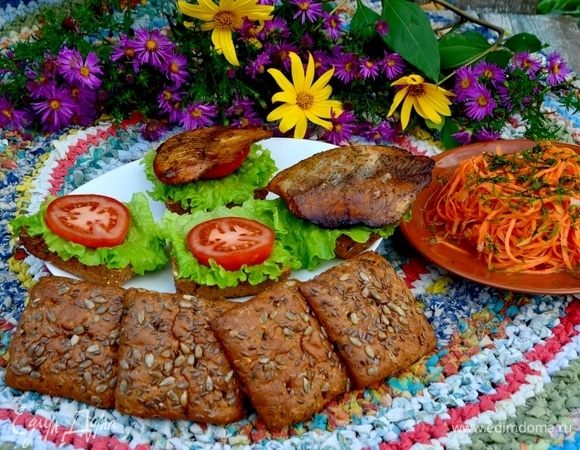 На хлеб выложить лист салата, помидор, рыбу.