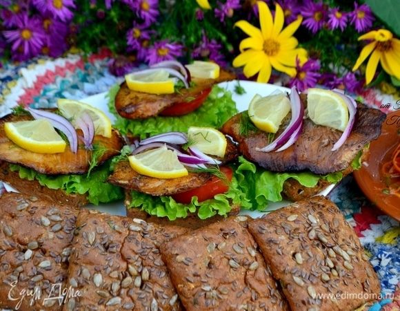 На рыбу — дольки лимона, красный лук.