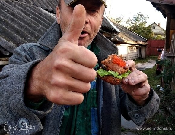 И тут, как это часто бывает, на аромат подтягиваются деревенские труженики! И вечер становится еще веселее.