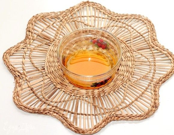 Шафран замочить в горячей воде. Помидоры (у меня сливовидные) опустить в горячую воду, затем охладить и снять шкурку. Перец болгарский запечь в микроволновке, положить в пакет, охладить, снять шкурку и удалить семена.