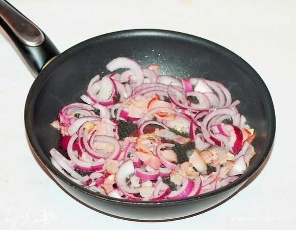 Затем выложить в сковороду очищенный и нарезанный полукольцами лук, накрыть крышкой и готовить до прозрачности лука. Посыпать содержимое сковороды паприкой, солью и черным молотым перцем, залить шафрановой водой.