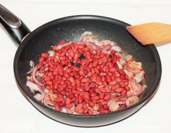 Выложить в сковороду консервированную фасоль (без сока, промытую) и залить рыбным бульоном (или водой).