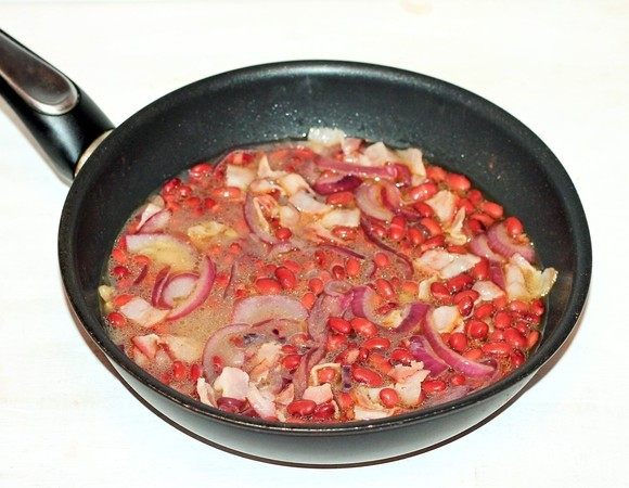 Довести массу до кипения и готовить, помешивая, на медленном огне, не накрывая, около 5 минут.