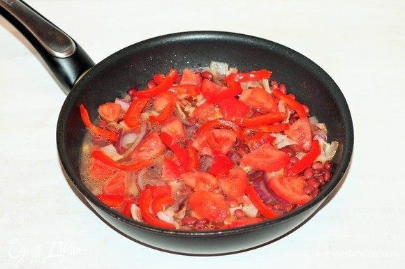 Добавить в сковороду нарезанный соломкой печеный перец, четвертинки помидоров и томатный кетчуп, посолить и поперчить.