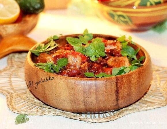 Подавать рагу из рыбы сразу же, украсив свежими веточками кинзы. Приятного аппетита!