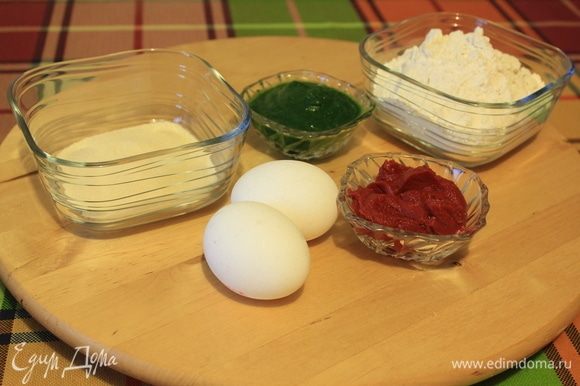 Подготовим яйца, томатную пасту ТМ «Помидорка», шпинат и 2 вида муки. Добавление семолины сделает поверхность пасты немного шероховатой, что поможет пасте подружиться с соусом.