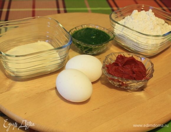 Подготовим яйца, томатную пасту ТМ «Помидорка», шпинат и 2 вида муки. Добавление семолины сделает поверхность пасты немного шероховатой, что поможет пасте подружиться с соусом.