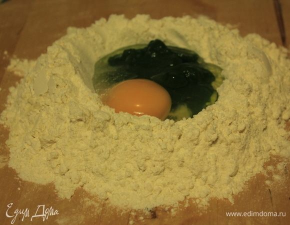 Зеленое тесто делаем аналогично красному. Шпинат я предварительно потушила без масла с добавлением небольшого количества воды, а потом пюрировала блендером.