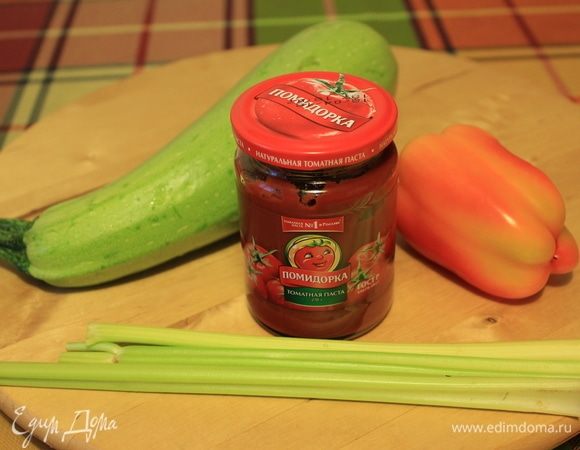 Пока тесто отдыхает, займемся овощным соусом. Помыть перец, кабачок и стебли сельдерея.