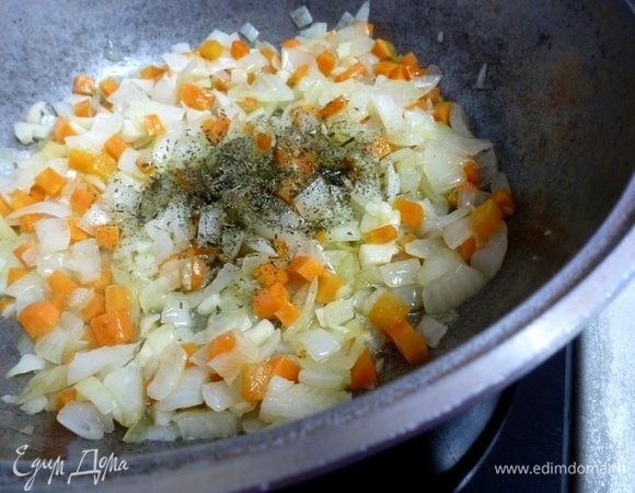 Для рагу по-тоскански лучше взять глубокую толстостенную сковороду или сотейник. Лук, чеснок и морковь нарезать и обжарить до золотистого цвета. Добавить чили, розмарин и тимьян.