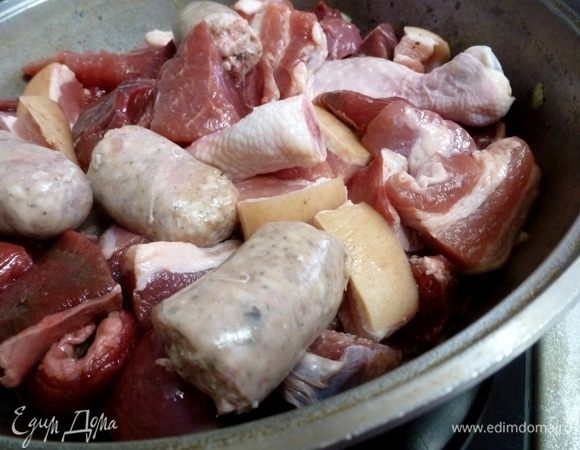 Отправляем в сковороду кусочки всех видов мяса. Обжариваем, пока кусочки не поменяют цвет.