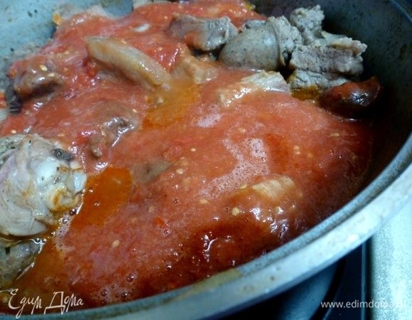 Влить томатный сок из измельченных помидоров и немного бульона. Нужно, чтобы мясо было полностью покрыто жидкостью.