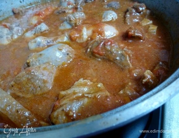 Закрыть крышкой и томить на малом огне 2 часа.