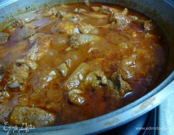 Попробовать на соль-перец, если нужно, приправить специями. Полить соком лимона. Мясо получается нежнейшим. Внешне кусочки смотрятся целыми, а при прикосновении распадаются, во рту просто тают.