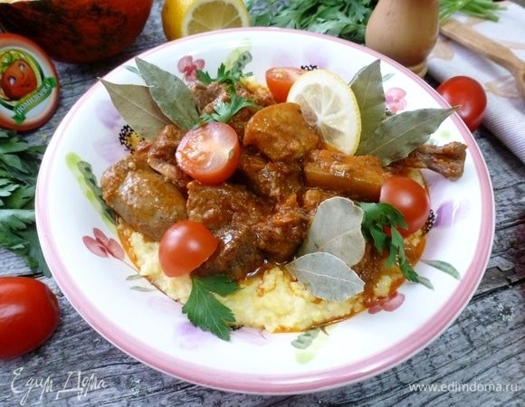 В качестве гарнира подаем кукурузную кашу или поленту. С нашей пюрешкой — тоже вкуснятина! При подаче посыпать зеленью.