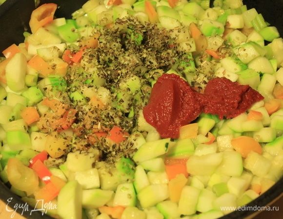 Овощи нарезать некрупным кубиком. В сковороду налить оливковое масло. Сначала минут 5 потушить стебли сельдерея, потом добавить перец и кабачок. Тушить смесь около 10 минут. Добавить приправы (у меня орегано и базилик), соль, перец и томатную пасту ТМ «Помидорка». Подержать еще пару минут. Соус готов.