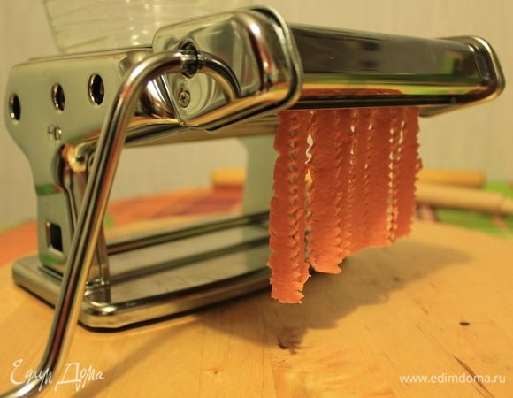 Получившиеся пласты теста нарезаем на машинке, используя специальную насадку для мафальдине.