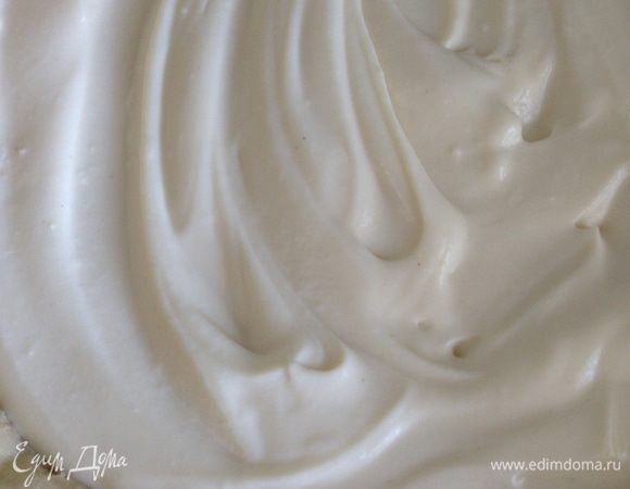 Для крема взбить блендером рикотту, добавить яйцо, сахар, крахмал, перемешать.