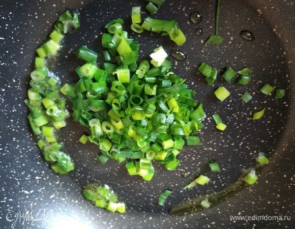 Обжариваем на оливковом масле зеленый лук в течение 2–3 минут.