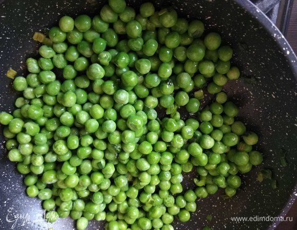 Высыпаем на сковороду горошек, перемешиваем и тушим под крышкой 1 минуту. Снимаем с огня остывать.