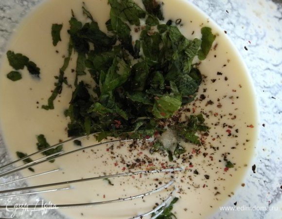 За это время готовим сырную часть начинки. Трем на терке твердый сыр. Смешиваем в миске яйца со сливками, рикоттой и мятой. Приправляем перцем, солим.