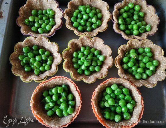 Выкладываем на тесто зеленый горошек.