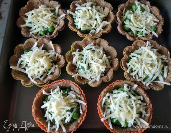 Посыпаем его тертым сыром.