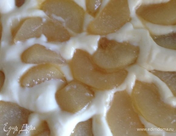 Охлажденную основу отправить в разогретую до 180°C духовку и выпекать с грузом 15 минут. Основу остудить. Затем выложить на нее крем из рикотты, сверху — груши. Посыпать измельченным фундуком.