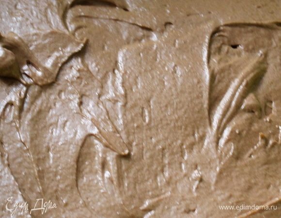 Сахар и яйца смешать до объединения. Добавить растопленный шоколад.