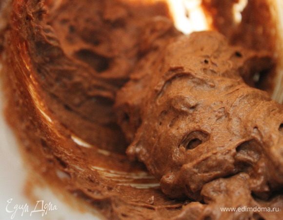 Просеять муку, какао-порошок, щепотку соли. Соединить с шоколадной смесью. Готовое тесто разложить в силиконовые формочки для маффинов, наполнить формочки на 1/2. Выпекать около 20–25 минут при 180°C.